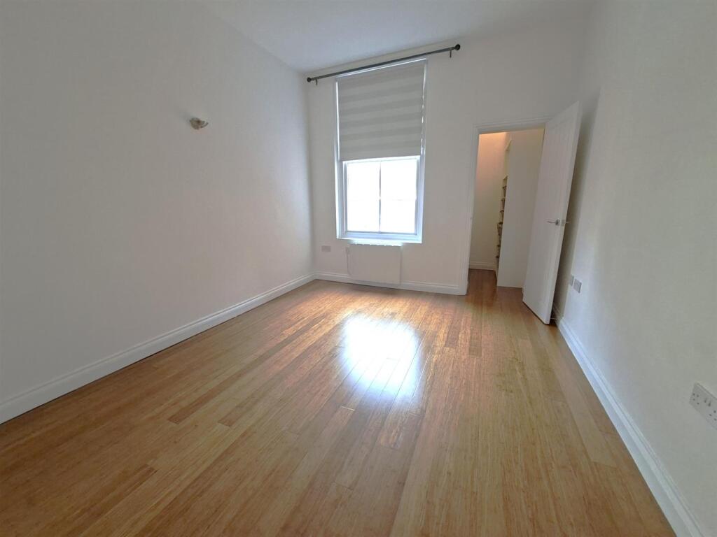 Apartment in Northampton, Semilong - View 4