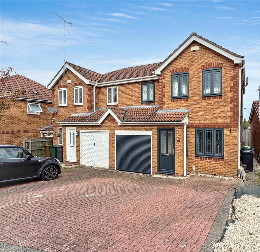 3-bed semi-detached on Sage Drive, Woodville, DE11 7JX, £215,000