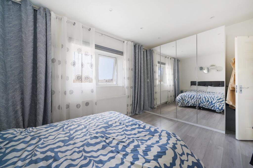 Flat 2 15  15a Empire Parade Great Cambridge Roa