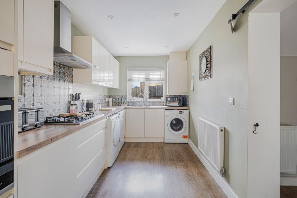 Amesbury Close, Swindon, SN2 photo 4