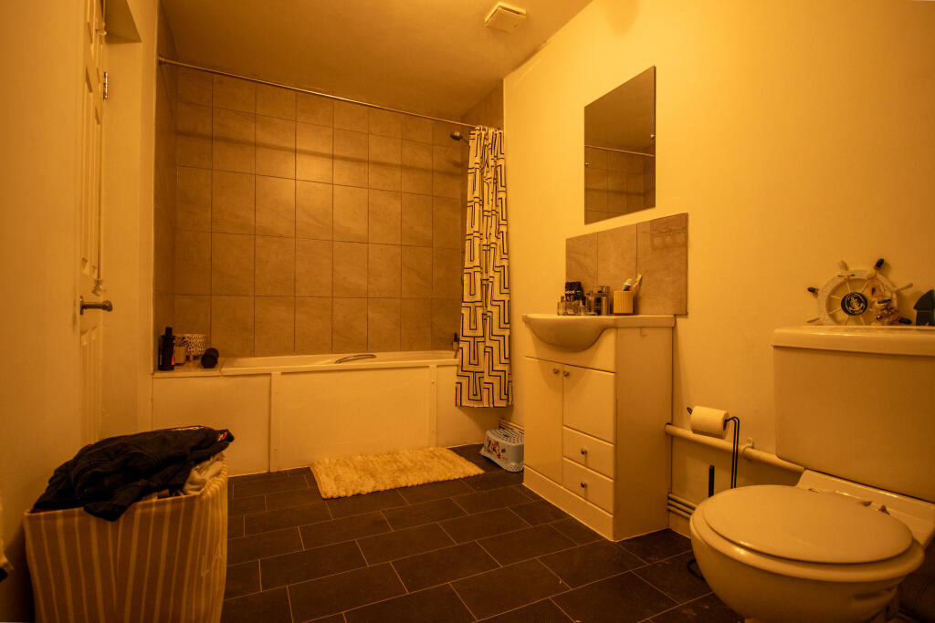 Apartment in Newport - More