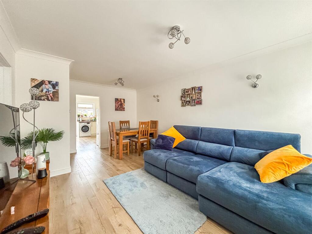 Mayfield Avenue, Hullbridge, Hockley photo 3
