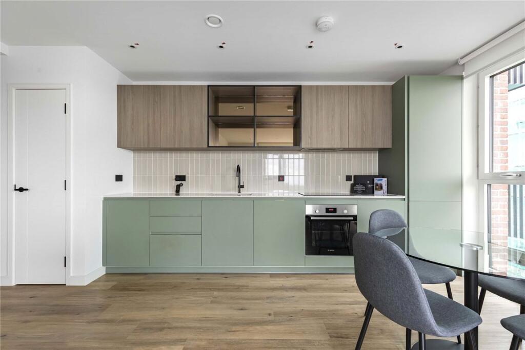 Apartment in Southall, London Borough of Ealing - View 2