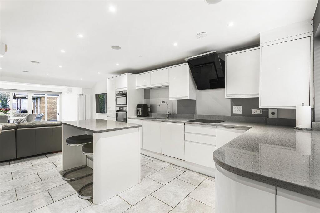 House in Hatfield, North Mymms - View 2