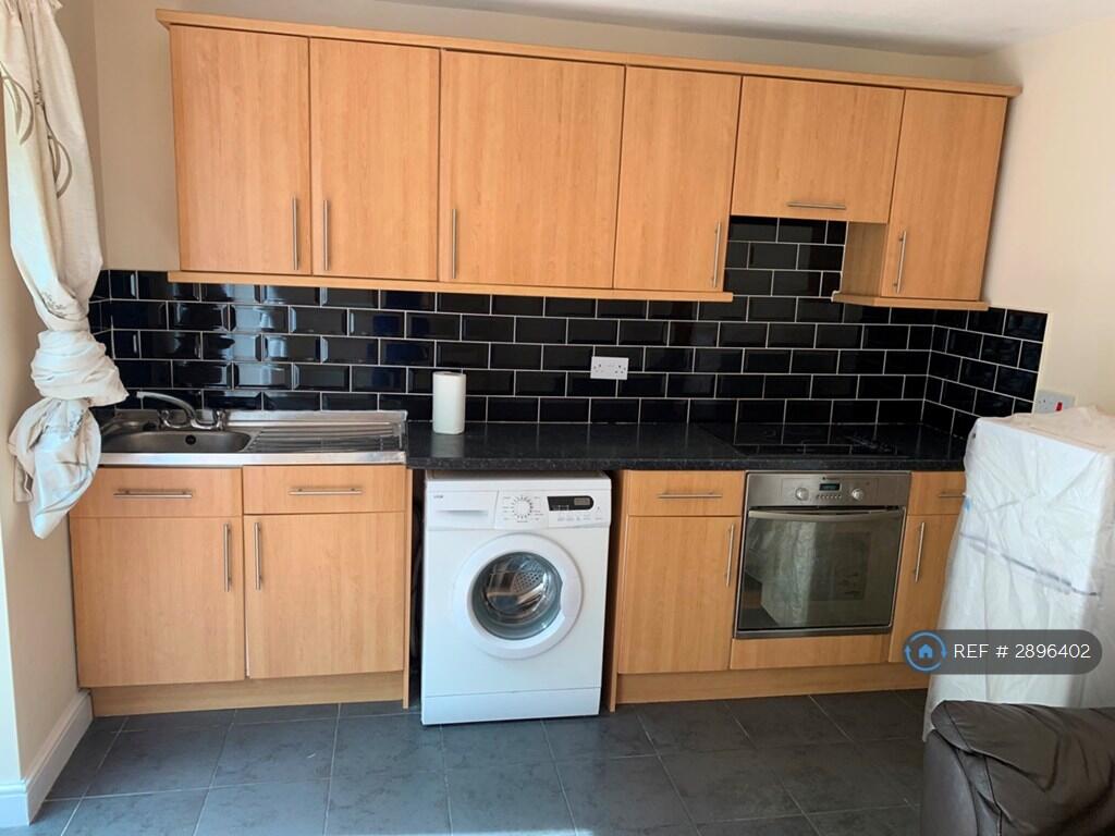 5 bedroom semi-detached house for rent