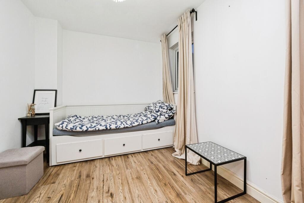 House in London, Beckton - More