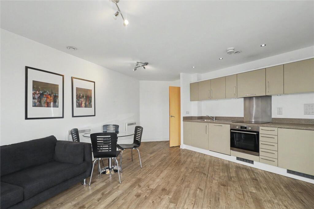 Apartment in Woking, Westfield - View 4