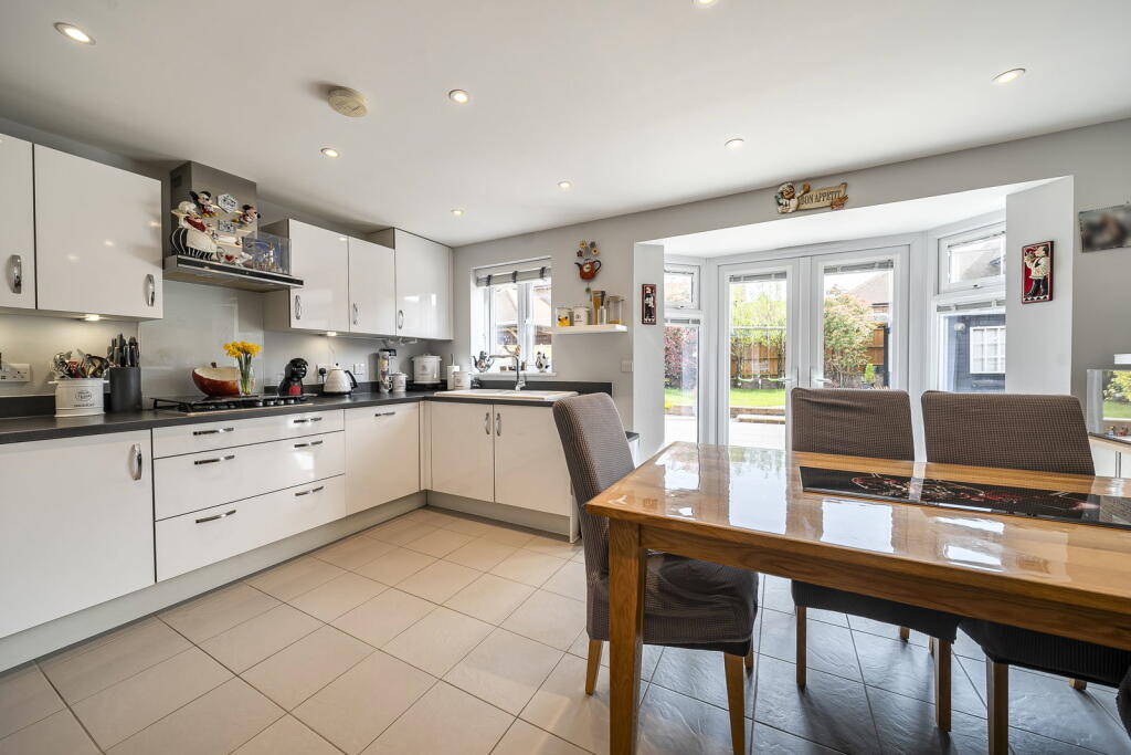 Mansard Crescent, Chineham photo 3