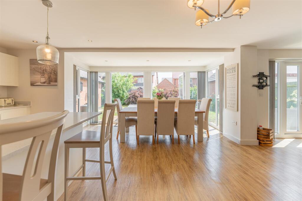5 Bedroom Modern House Across 3 floors in Lutterworth photo 3