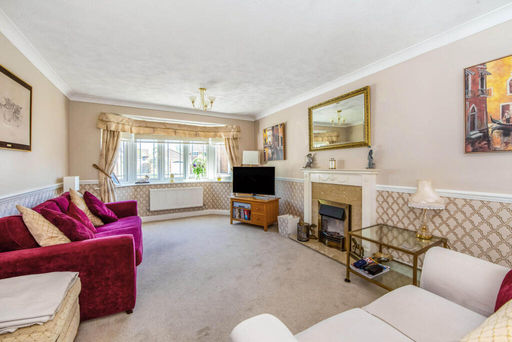 Sovereign Crescent, Titchfield Common photo 4