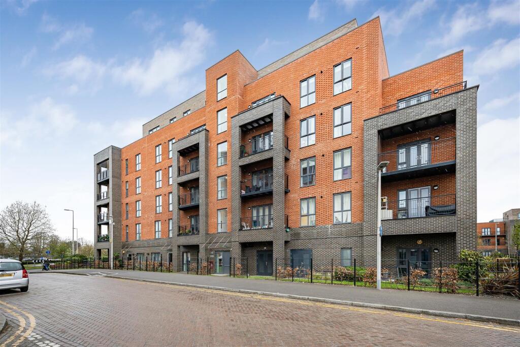 Main image of property: 1 Nightgale Way RG30