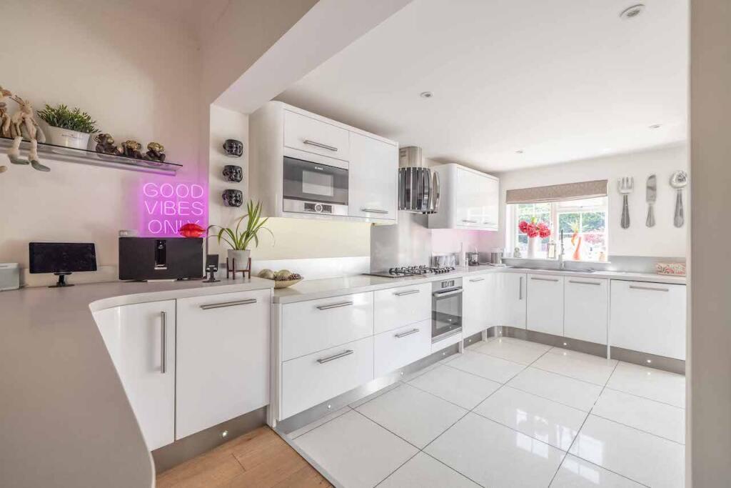 Slough Road, Datchet, SL3 photo 3