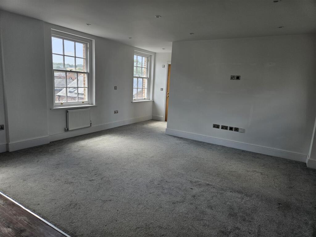 House in Blisworth, West Northamptonshire - View 4