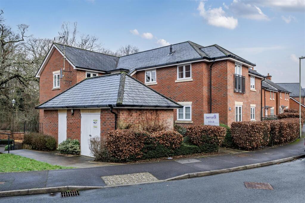 2-bed flat on Aldford House, Boundary Walk, Knowle, Fareham, £185,000