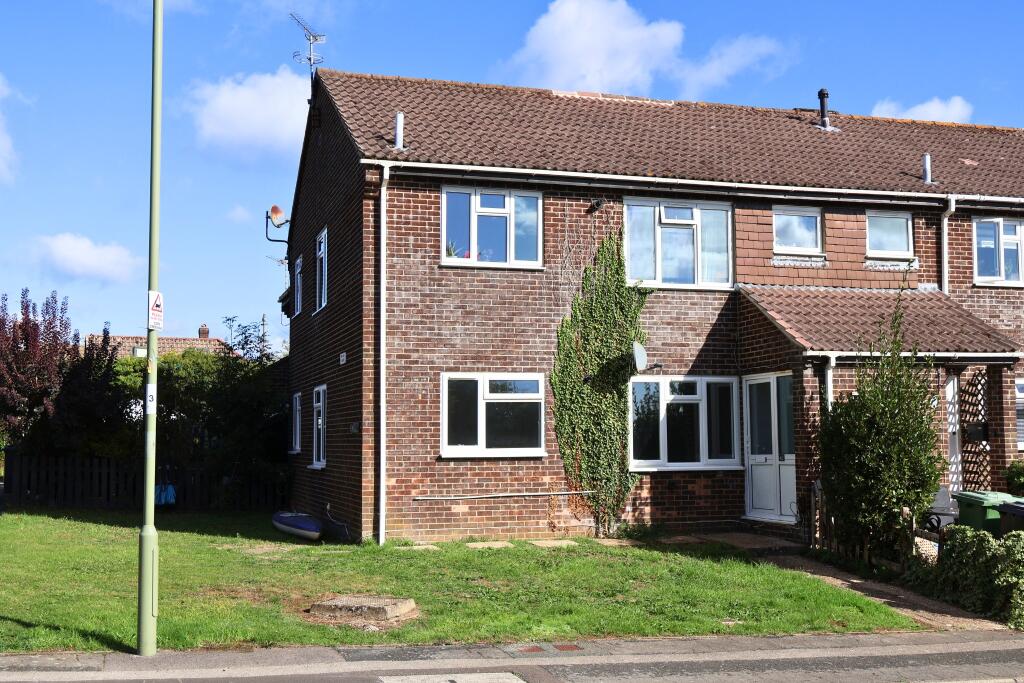 2-bed flat on Jacobs Close, Clanfield, £195,000
