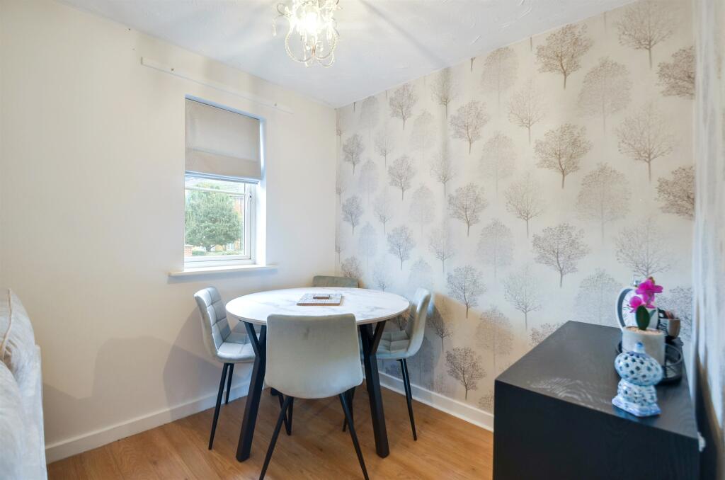 Apartment in Broxbourne, Hertfordshire - View 6