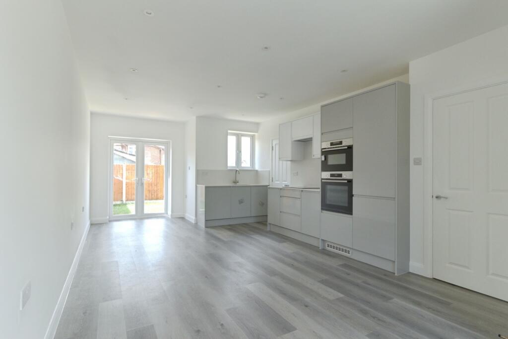South Park Crescent, London, SE6 - View 4