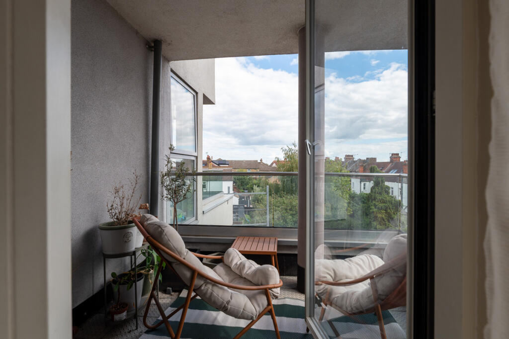 Apartment in Southend-on-Sea - View 5
