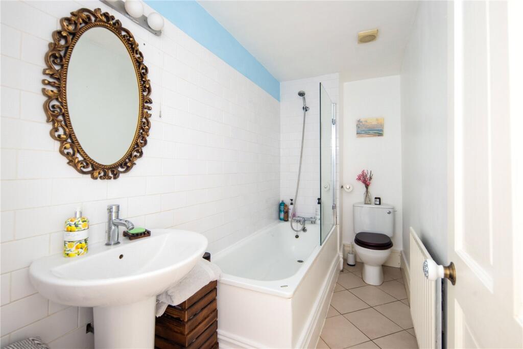 Apartment in London, Stepney - More