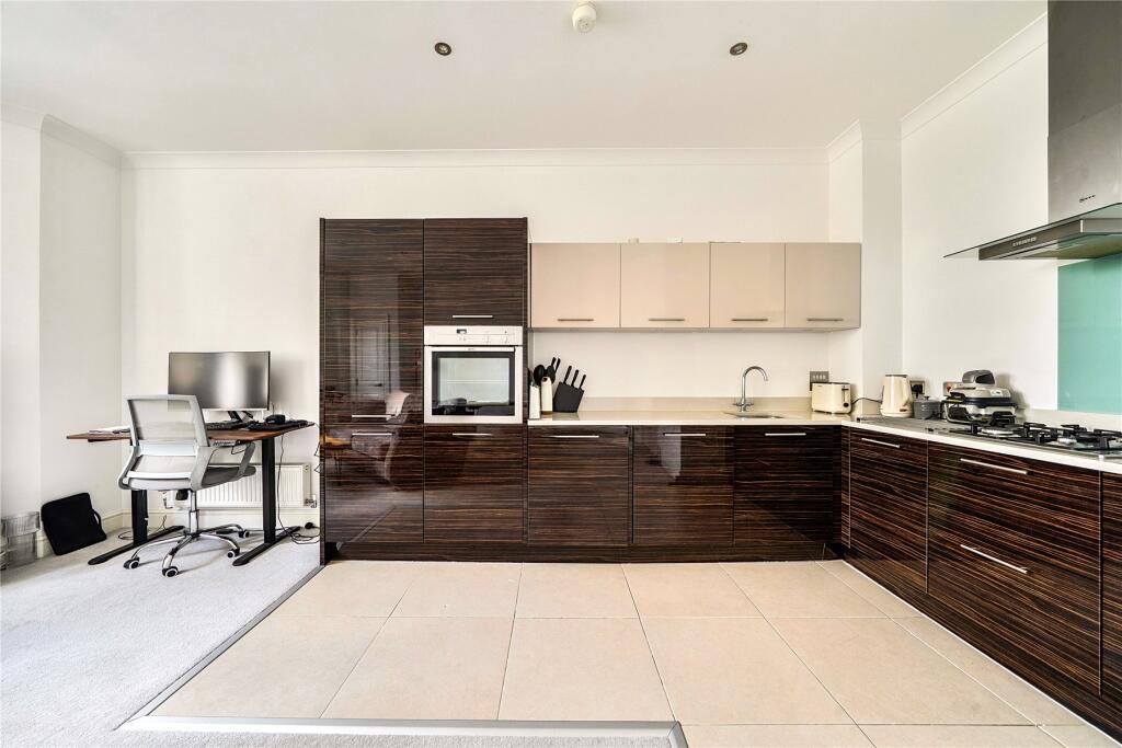 Apartment in Kingston upon Thames - View 5