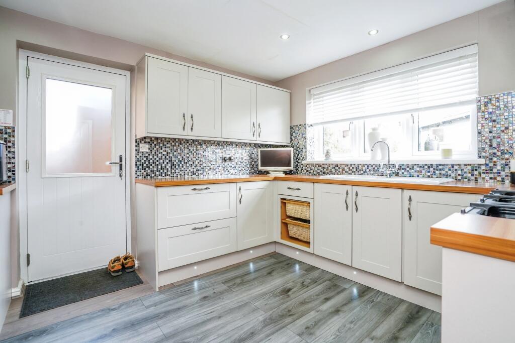 Larkspur Way, Wakefield, WF2 photo 3