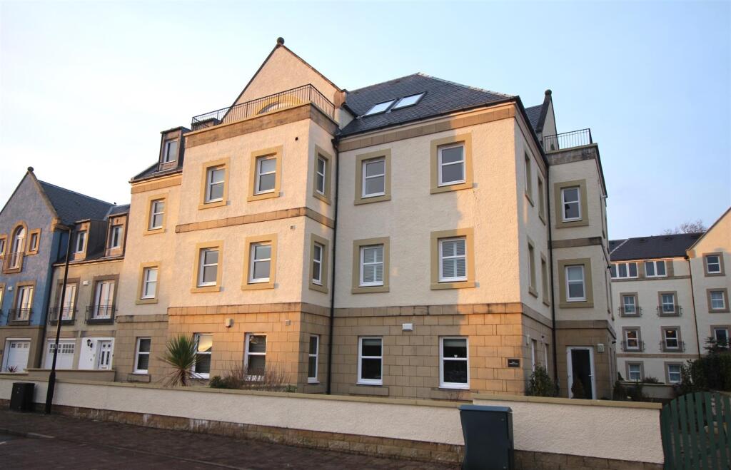 2-bed flat on Harbour Square, Inverkip, £199,000