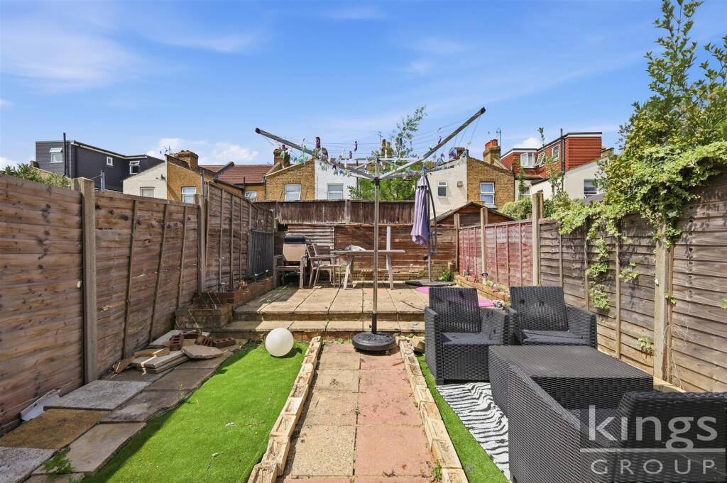 House in London, Southbury - More