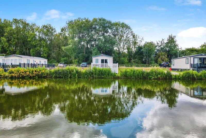 3-bed detached on Mallard Lake, Cotswold Hoburne, Cotswold Lakes, £59,500