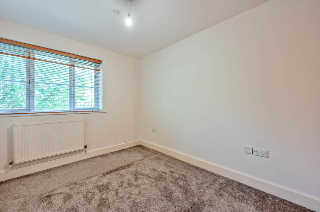 Apartment in Woking, Surrey - More