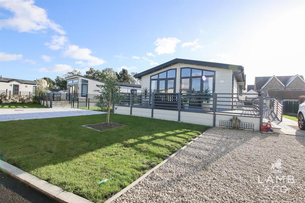 2-bed caravan on St. Johns Road, Clacton-On-Sea, £214,995