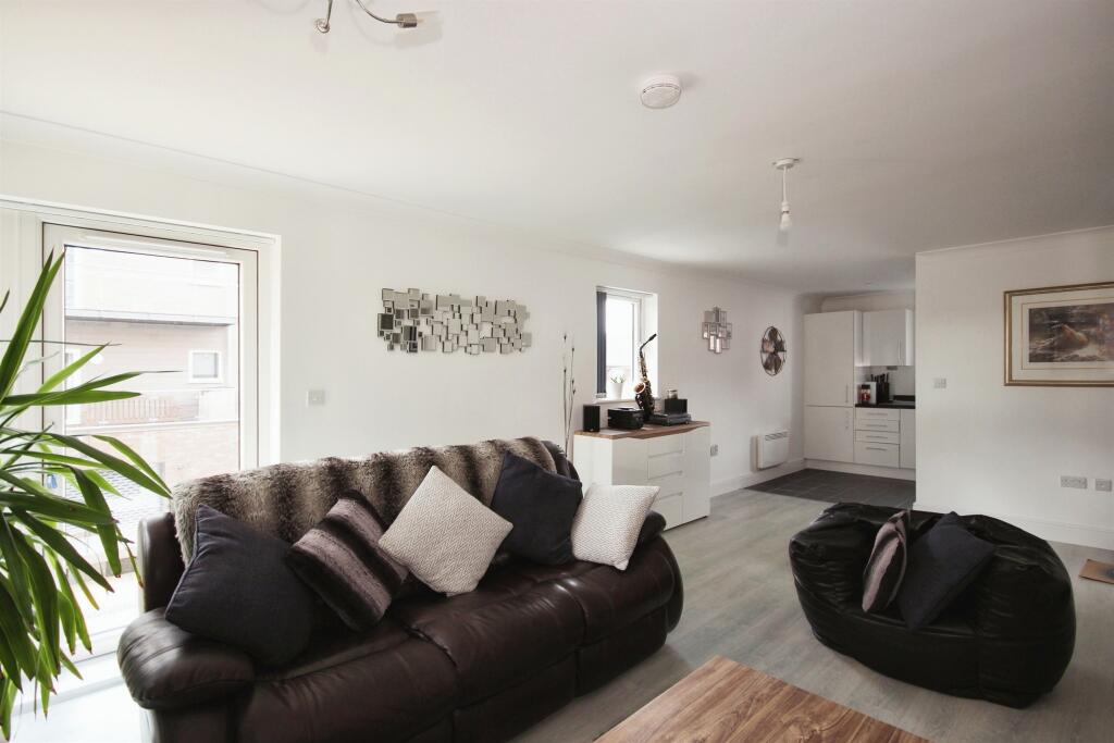 Apartment in Warwick - View 6