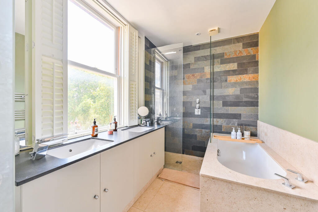 Apartment in London, Royal Borough of Kensington and Chelsea - More