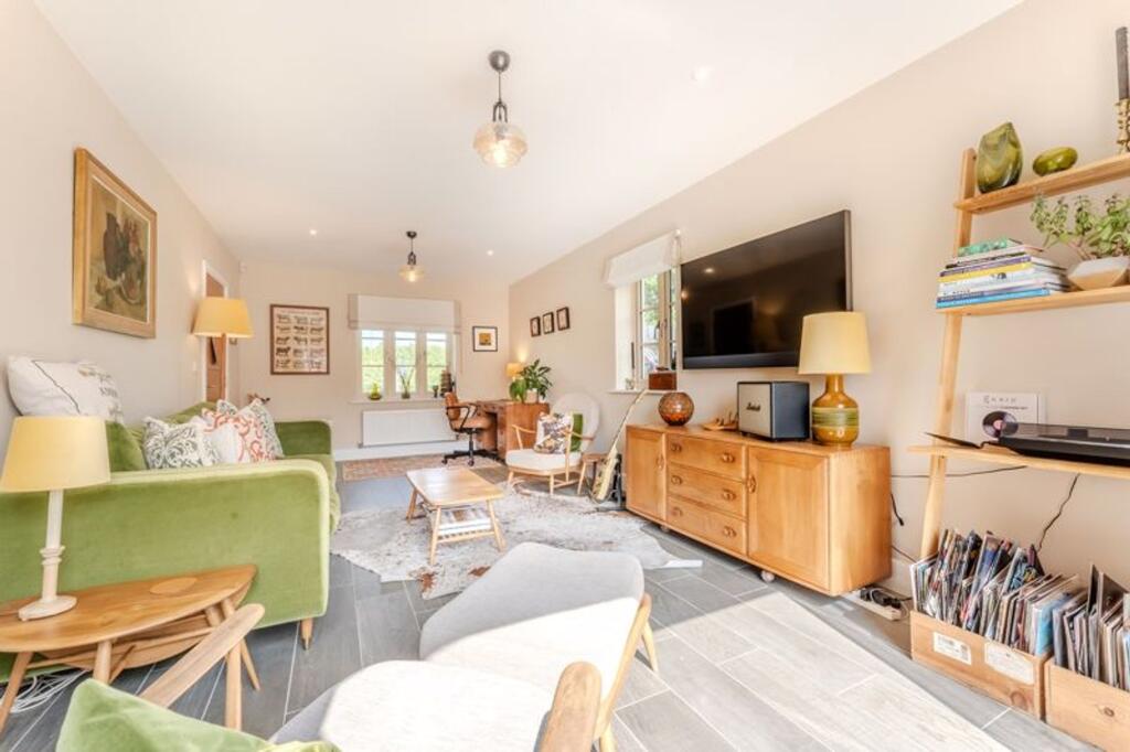 Northfield Avenue, Great Bowden, LE16 photo 2