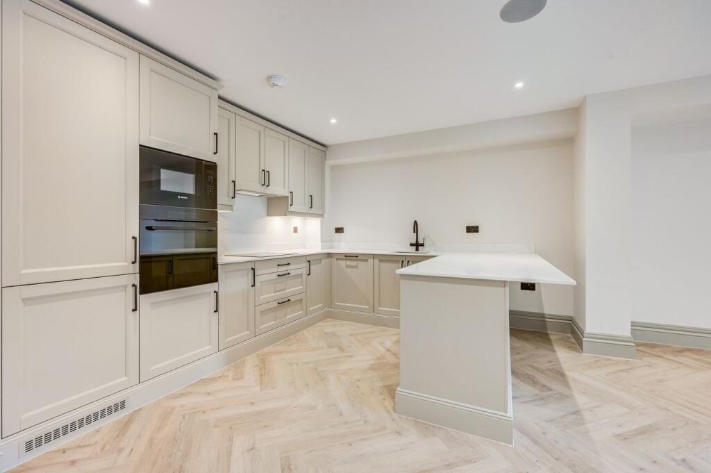 Apartment in Basildon, Billericay - View 2