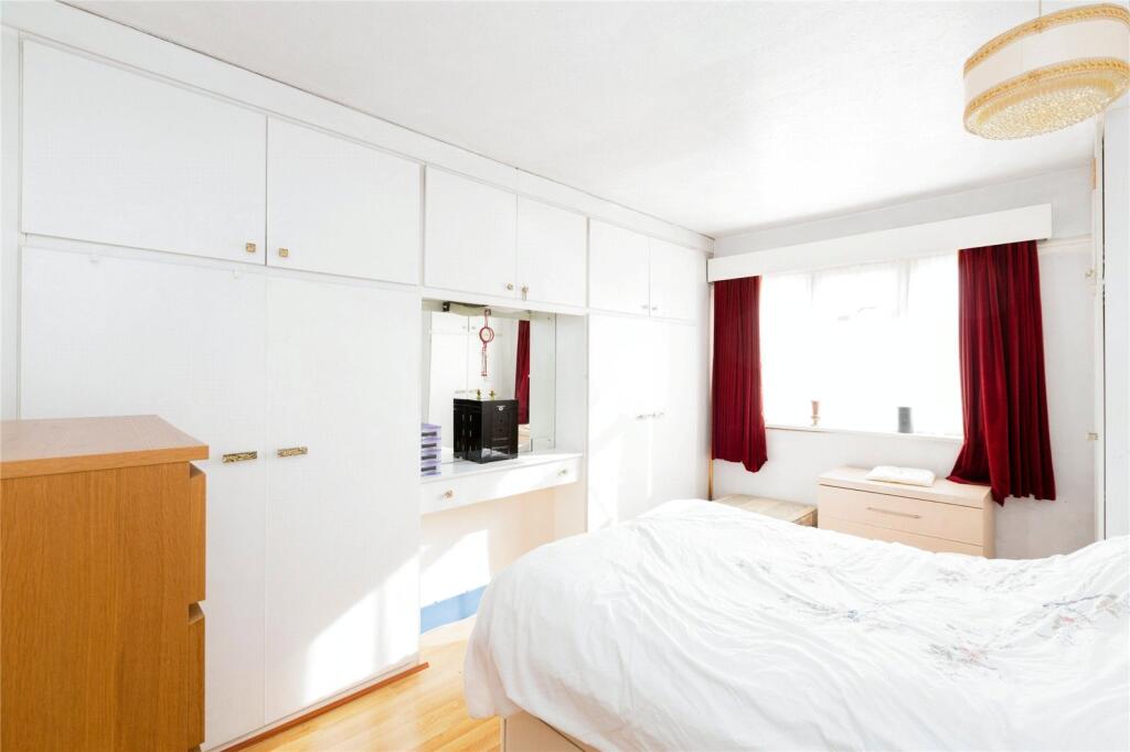 House in Ilford, Clayhall - View 5