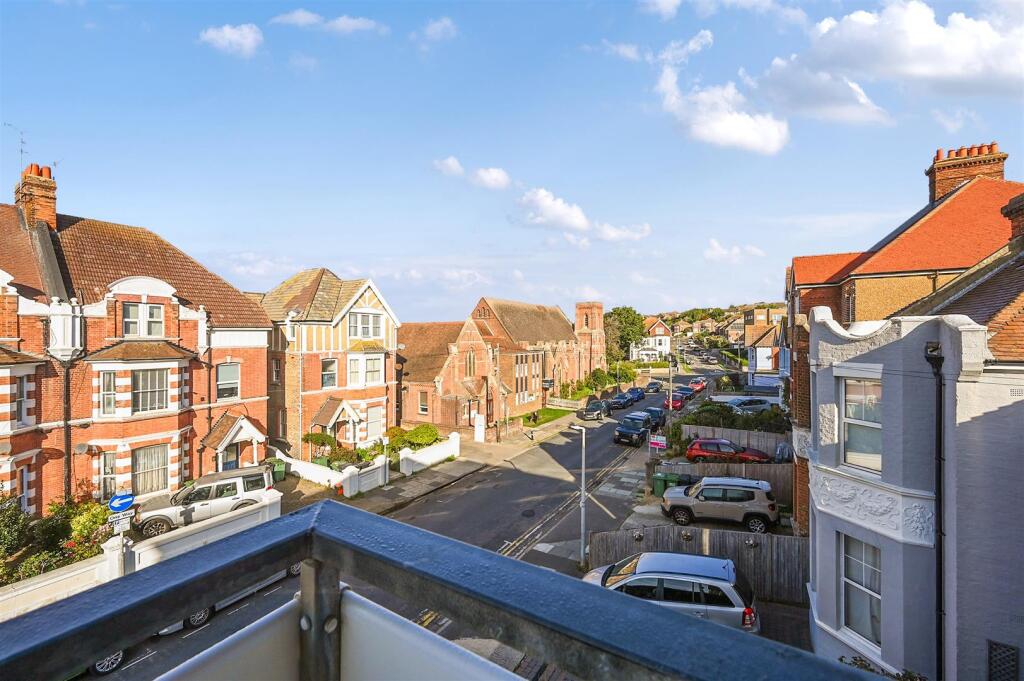 Apartment in Bexhill-on-Sea, Central - More
