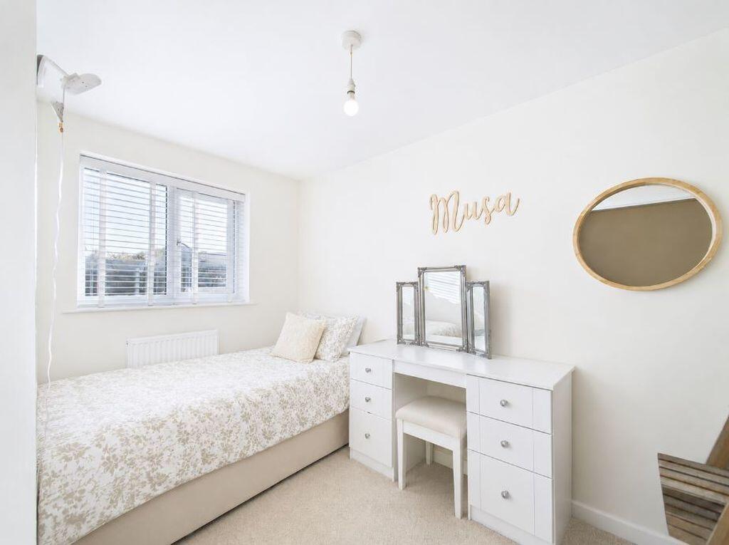 House in Romford - More