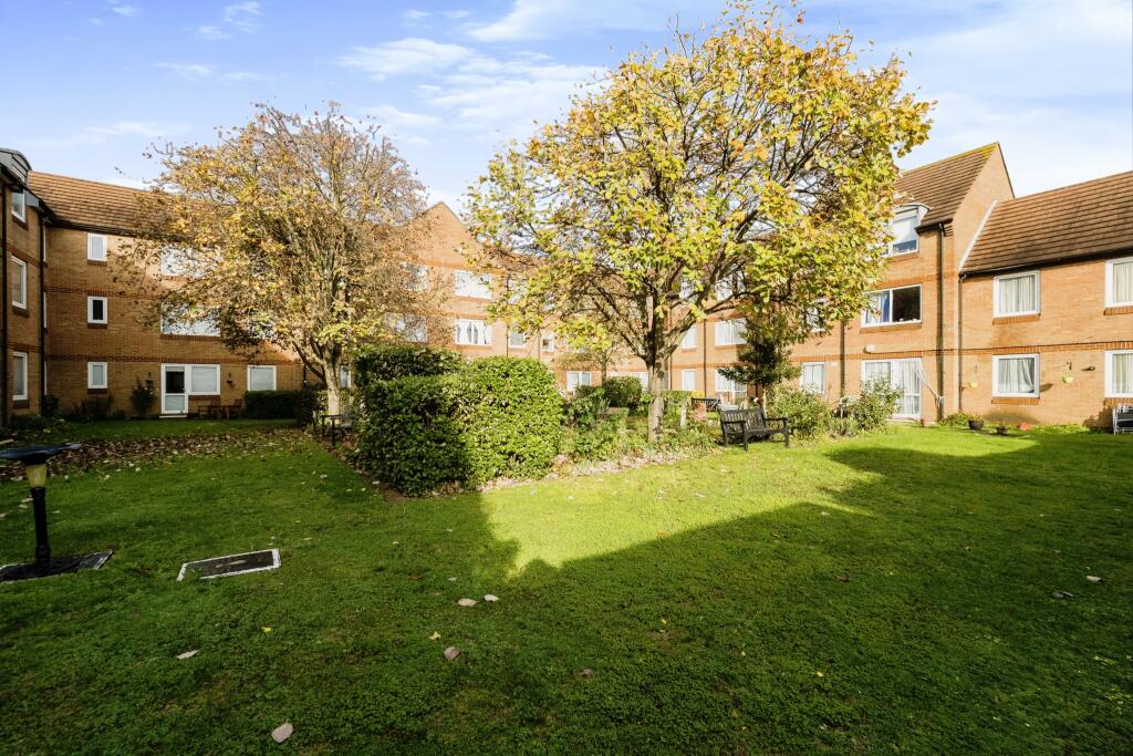 128 Beehive Lane, Ilford, IG4 photo 2