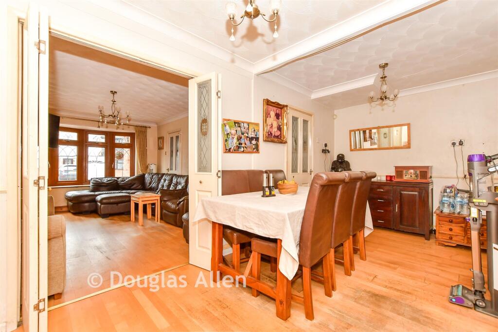 Rochford Close, Hornchurch, Essex photo 4