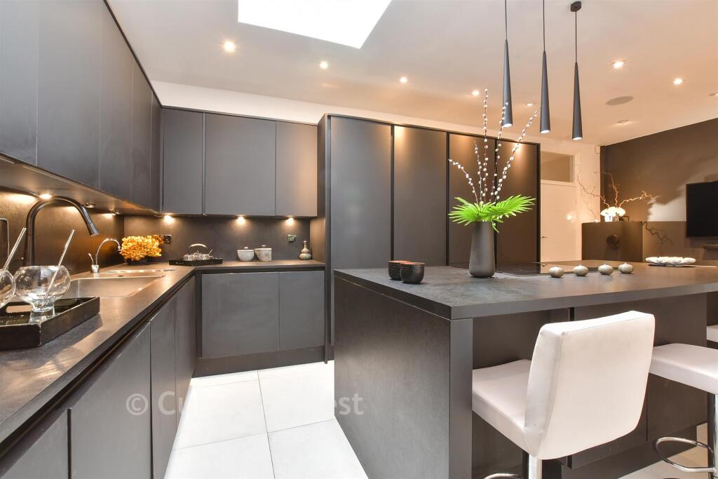 House in Croydon - More