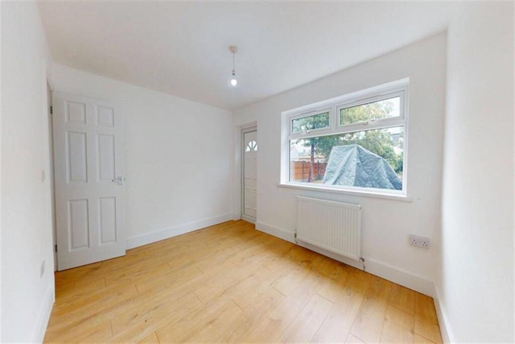 Apartment in London, Newbury Park - View 2