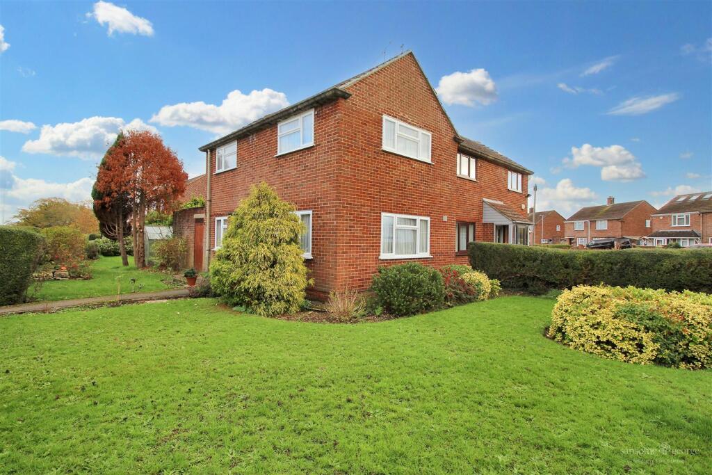 2-bed semi-detached on Dee Road, Tilehurst, Reading, £325,000