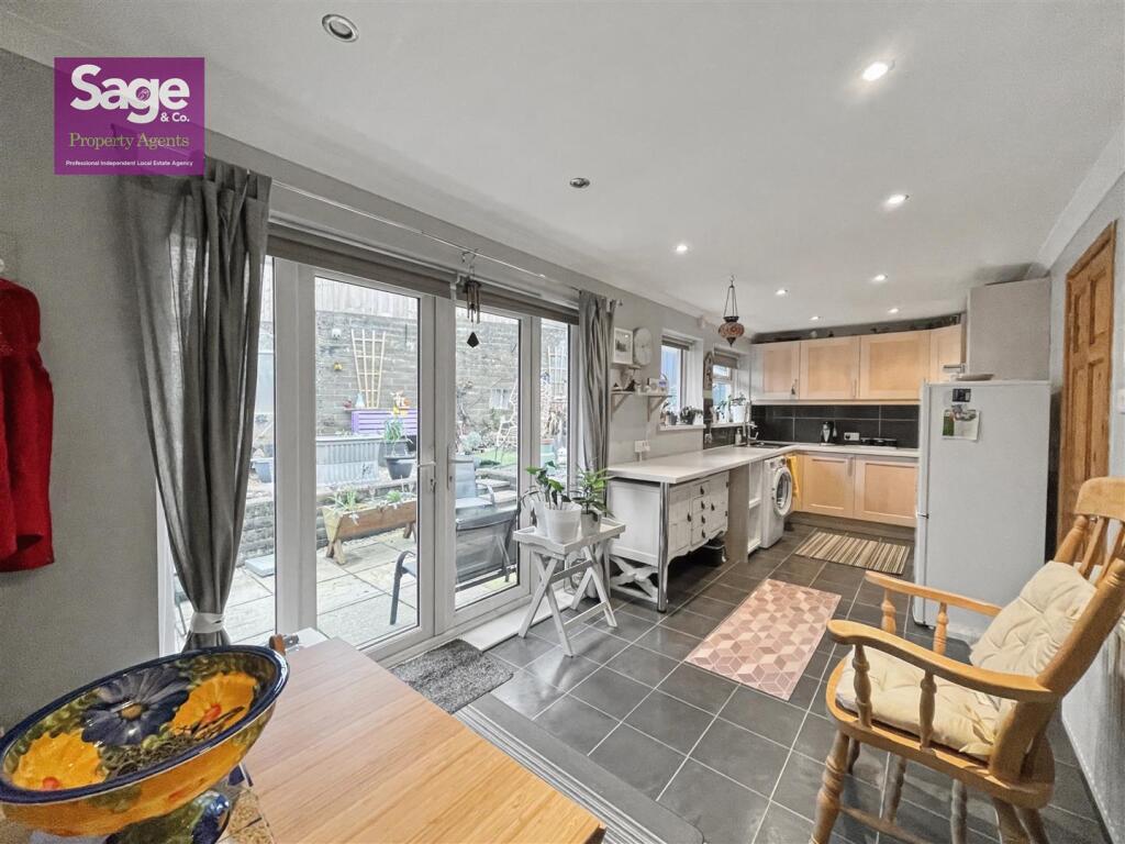 Highfield Close, Risca, Newport photo 3