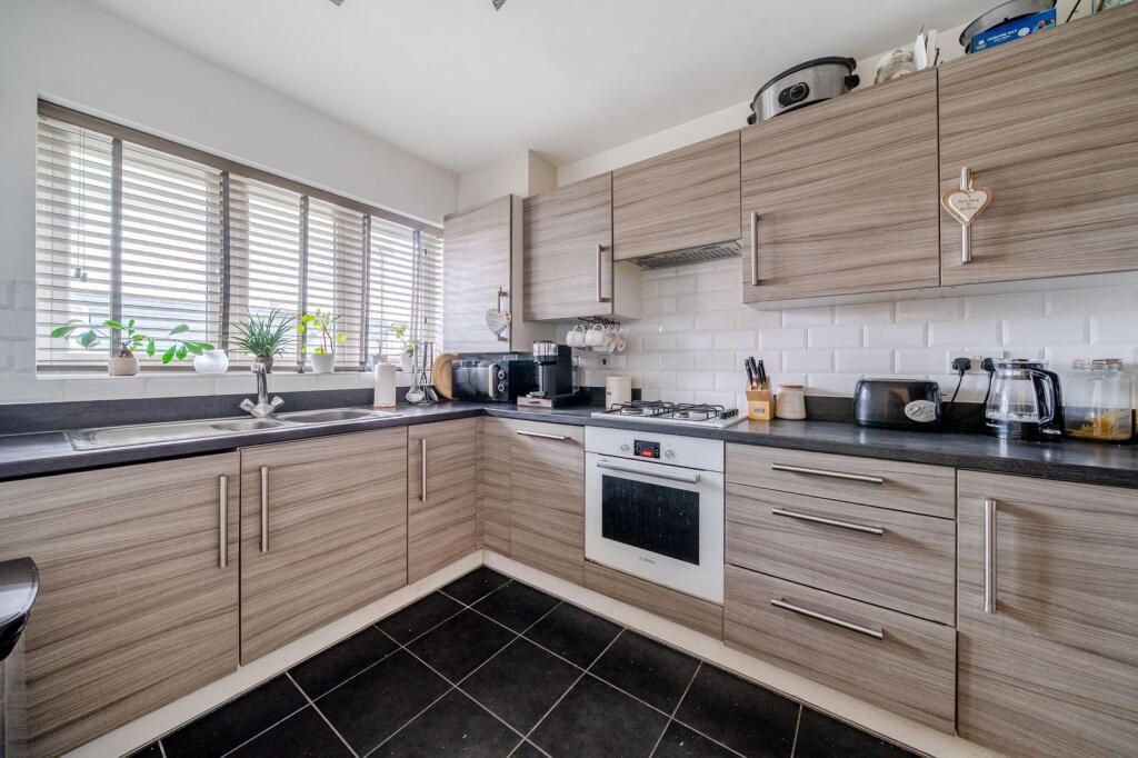 Magdalen Gardens, Basingstoke RG24 9XW photo 2