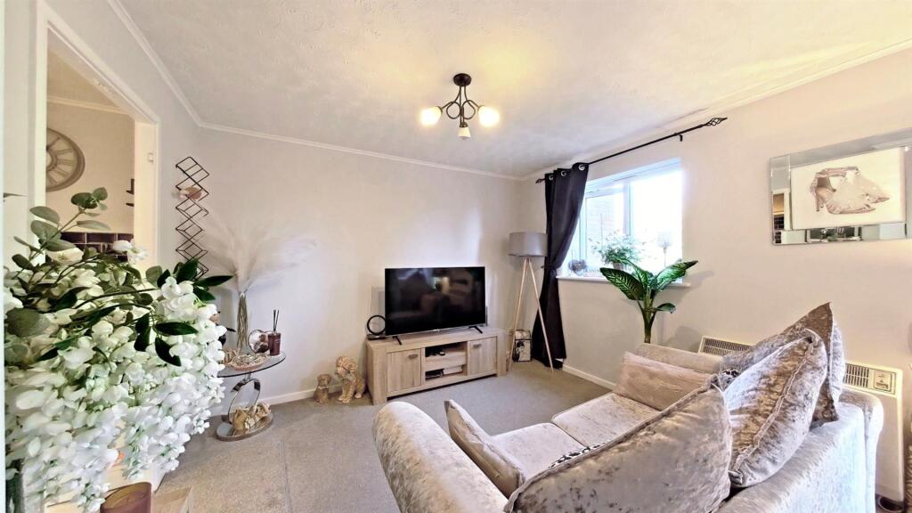 Winston Close, Greenhithe photo 3
