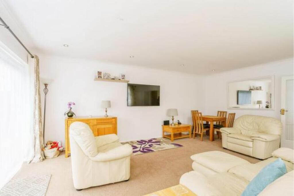 Whitelands, Felpham, Bognor Regis, PO22 photo 3