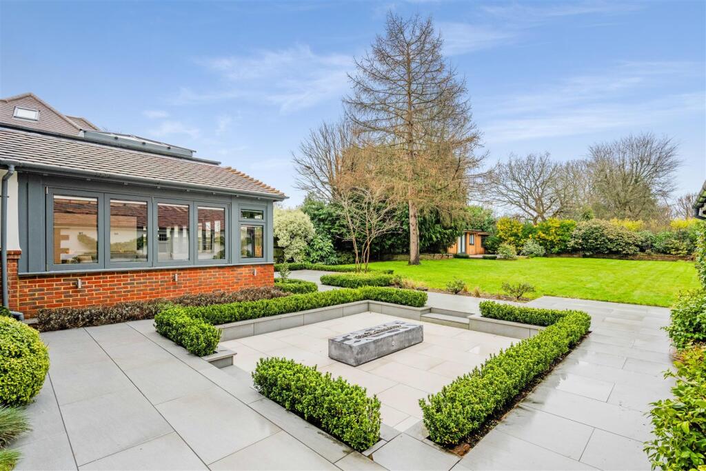 Banstead Village photo 3
