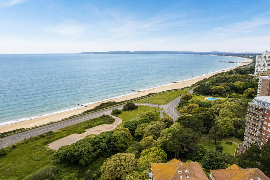 Main image of property: Immaculate 2 bed Apartment in Keverstone Court,
