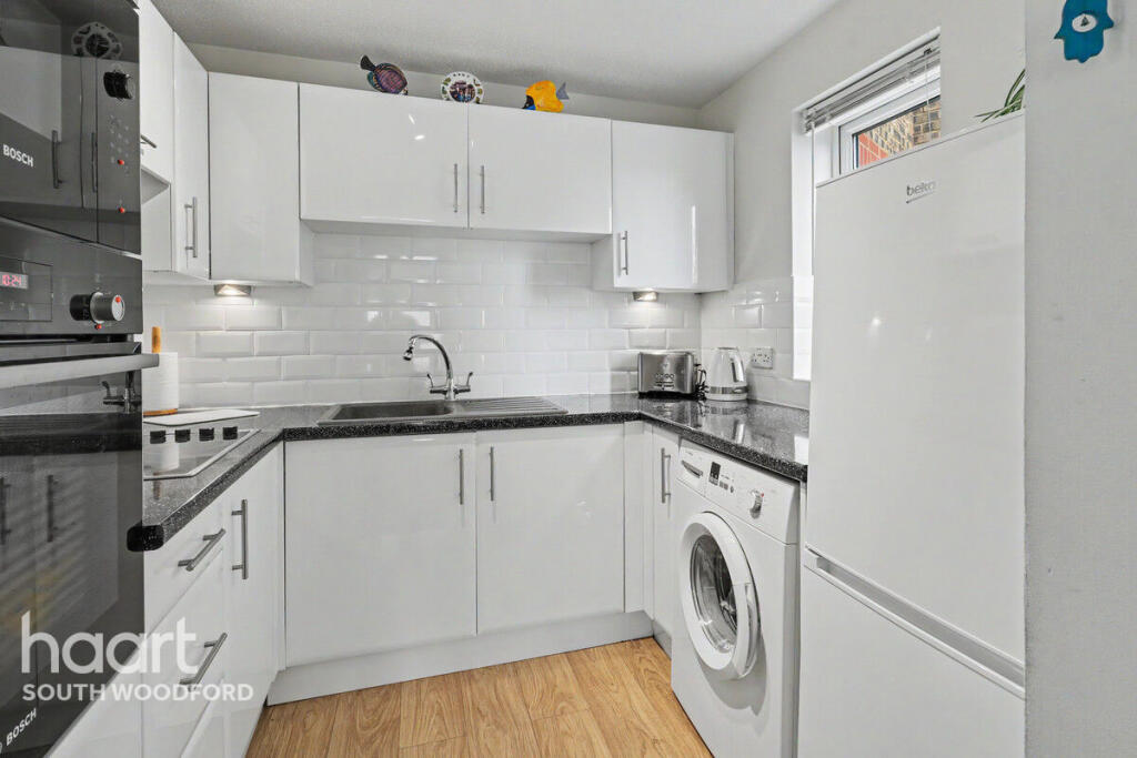 1-bed house on Glebelands Avenue, London, £150,000
