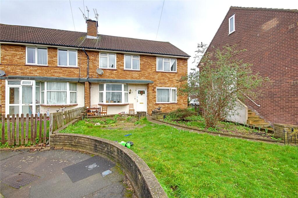 2-bed flat on Wickham Close, Enfield, EN3, £290,000